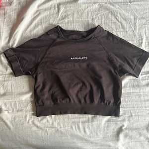 Alphalete Amplify Short Sleeve Crop (CHOCOLATE)